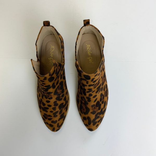 Boots Ankle Flats By Clothes Mentor In Leopard Print, Size: 8.5 Online now