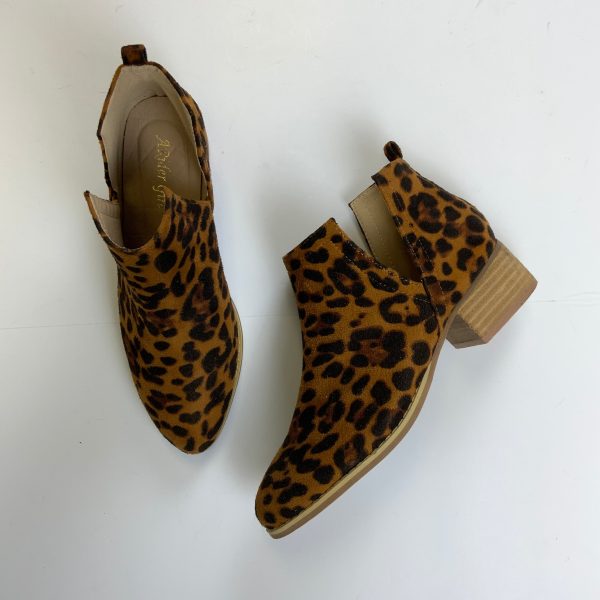 Boots Ankle Flats By Clothes Mentor In Leopard Print, Size: 8.5 Online now