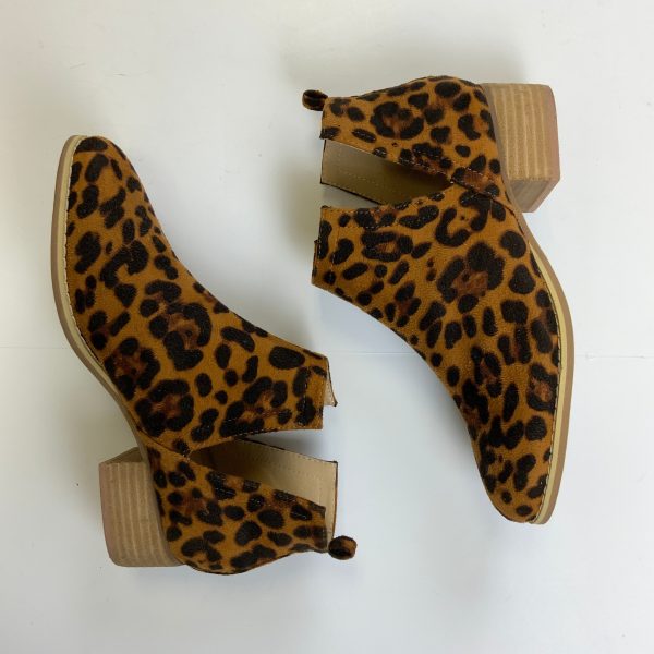 Boots Ankle Flats By Clothes Mentor In Leopard Print, Size: 8.5 Online now